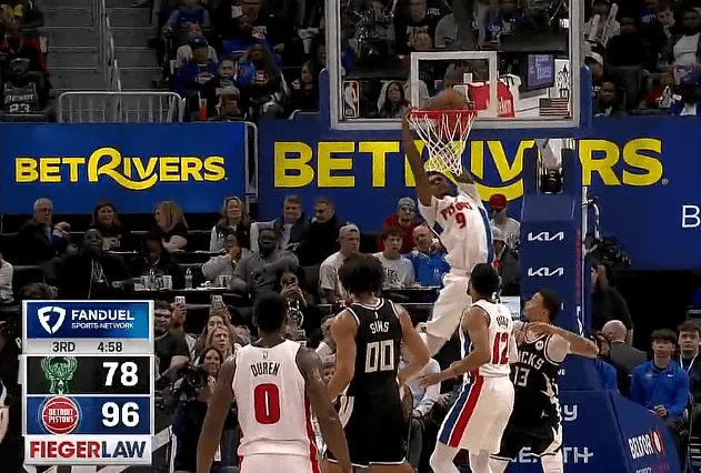 皇冠体育官方网站-奥萨尔斜着身子空接暴扣，砍下8分4篮板4助攻2抢断2盖帽