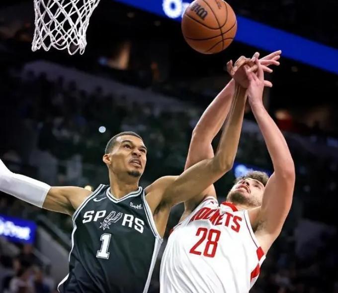 皇冠体育官方入口-火箭队亚当斯伤情更新：脚踝3级扭伤，伤势严重！或将长期缺阵